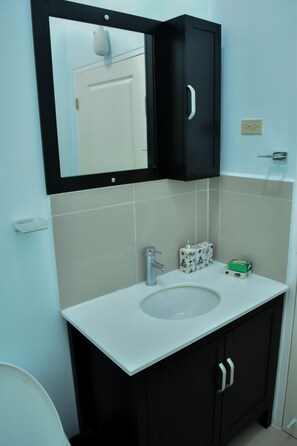 Deluxe House, Multiple Beds, Non Smoking | Bathroom