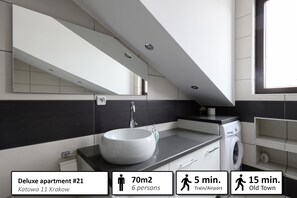 Apartamento Deluxe, varias camas, no fumadores, vistas a la ciudad | Baño | Artículos de higiene personal gratuitos, secador de pelo y toallas