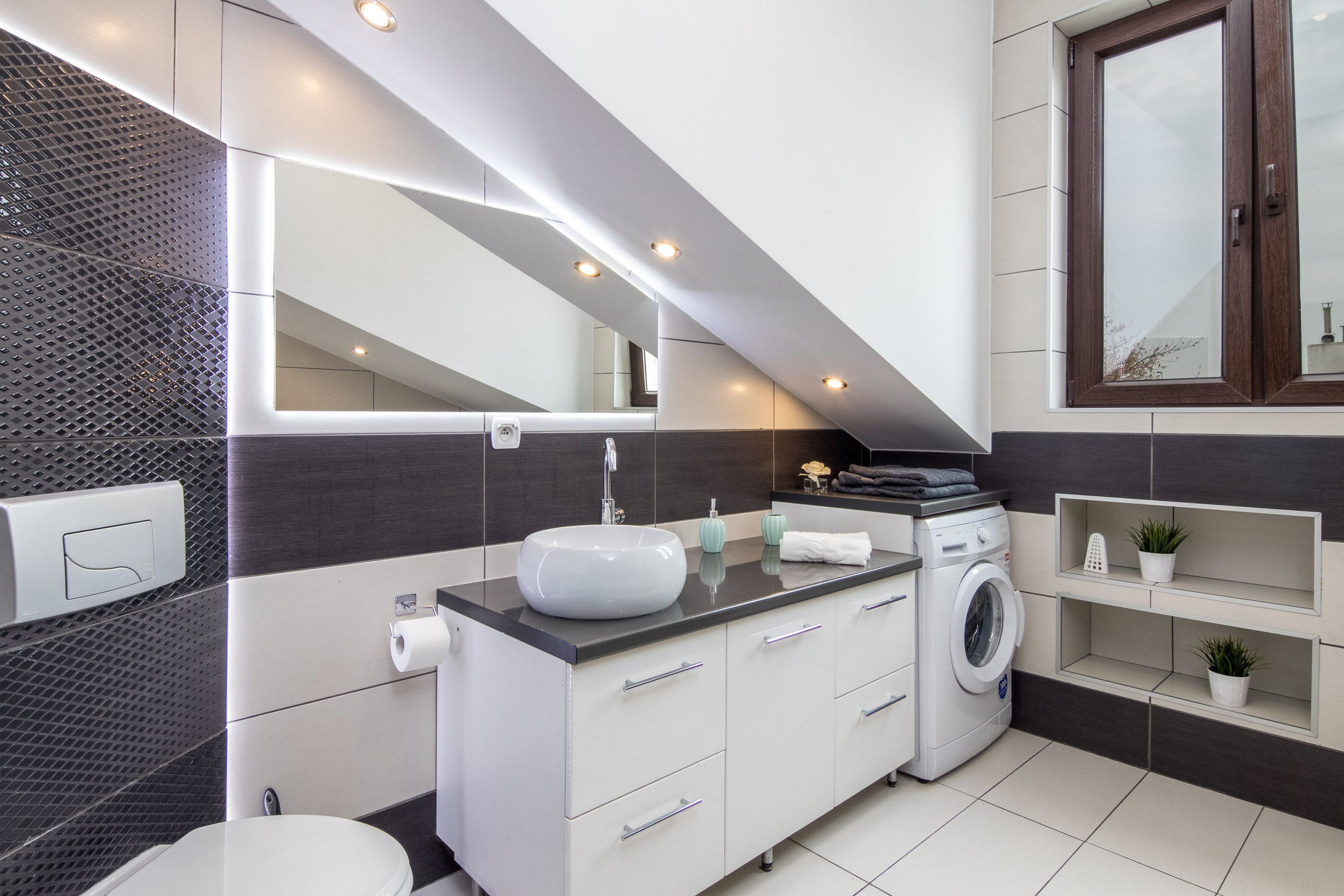 Deluxe Apartment, Multiple Beds, Non Smoking, City View | Bathroom amenities | Free toiletries, hair dryer, towels, soap