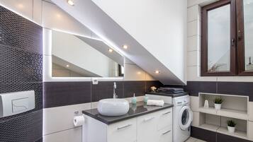 Deluxe Apartment, Multiple Beds, Non Smoking, City View | Bathroom amenities | Free toiletries, hair dryer, towels, soap