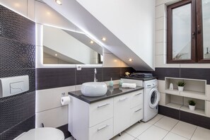 Deluxe Apartment, Multiple Beds, Non Smoking, City View | Bathroom amenities