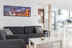 Apartamento Deluxe, varias camas, no fumadores, vistas a la ciudad | Espacio para trabajar con un portátil y tabla de planchar con plancha