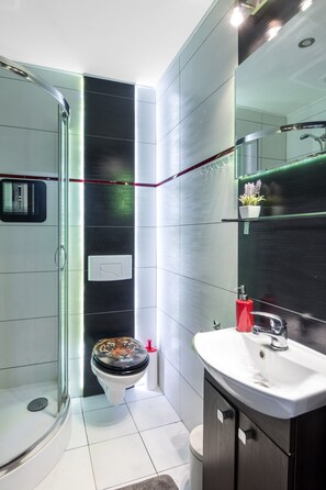 Design Studio Suite, Non Smoking, City View | Bathroom