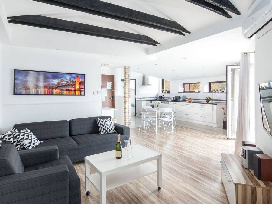 Deluxe Apartment, Multiple Beds, Non Smoking, City View | Living room | Flat-screen TV