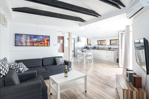 Apartamento Deluxe, varias camas, no fumadores, vistas a la ciudad | Sala de estar | Una televisión de pantalla plana