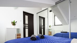 Apartamento Deluxe, varias camas, no fumadores, vistas a la ciudad | Espacio para trabajar con un portátil y tabla de planchar con plancha