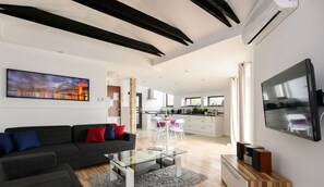 Departamento Deluxe, varias camas, para no fumadores, vista a la ciudad | Espacio para trabajar con laptop y tabla de planchar con plancha