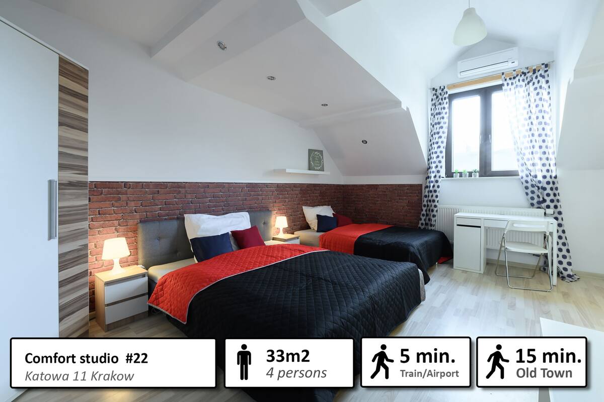 Estudio Confort, 2 camas de matrimonio, vistas a la ciudad | Espacio para trabajar con un portátil y tabla de planchar con plancha