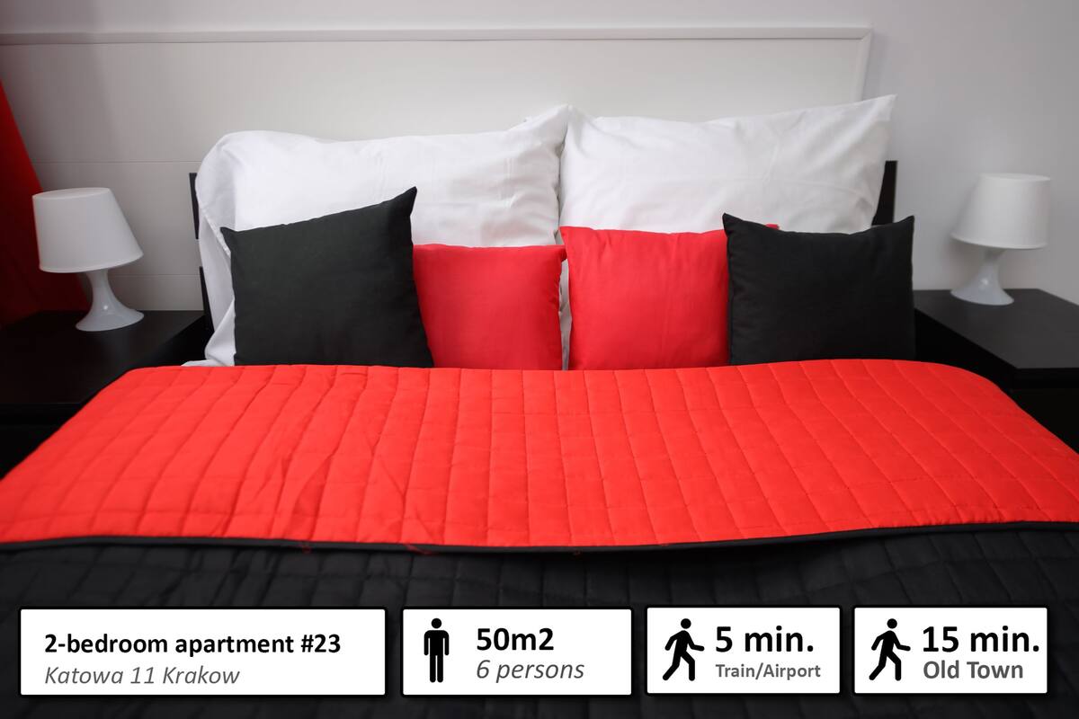 Espacio para trabajar con un portátil y tabla de planchar con plancha