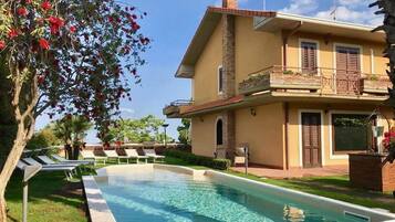 Außenpool (je nach Saison geöffnet), Liegestühle