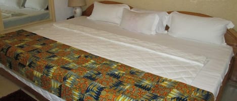 Dype avslapningsbadekar, regndusjhode og toalettartikler (inkludert)