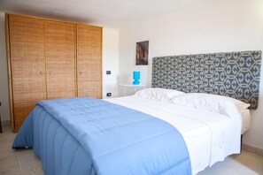 Schreibtisch, schallisolierte Zimmer, Bügeleisen/Bügelbrett