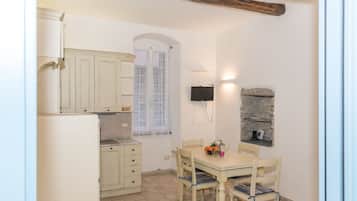 Departamento, 1 habitación | Cocina privada | Parrilla de estufa, utensilios de cocina y artículos de limpieza