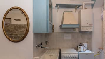 Departamento estándar, 1 habitación | Cocina privada | Parrilla de estufa, utensilios de cocina y artículos de limpieza