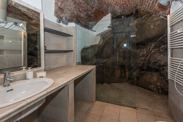 Appartement, 1 chambre | Salle de bain | Douche, douche cascade, séchoir à cheveux, bidet