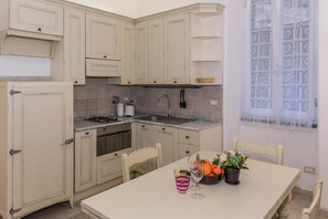 Appartement, 1 chambre | Cuisine privée | Surface de cuisson, vaisselle et ustensiles, produits de nettoyage