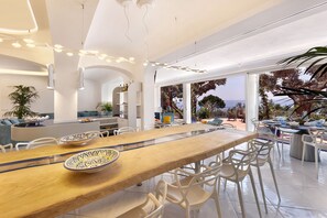 Villa | Essbereich im Zimmer