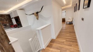 Habitación doble de uso individual | Área de sala de estar | Televisión de pantalla plana 