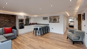 Habitación doble de uso individual | Área de sala de estar | Televisión de pantalla plana 