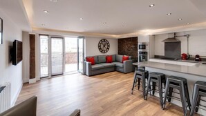 Habitación doble de uso individual | Área de sala de estar | Televisión de pantalla plana 