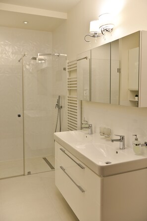 Apartamento, varias camas, no fumadores | Baño | Ducha, secador de pelo y toallas
