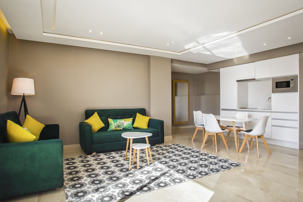 Executive suite, terras | Privékeuken | Een koffiezetapparaat/waterkoker, een koelkast, een microgolfoven
