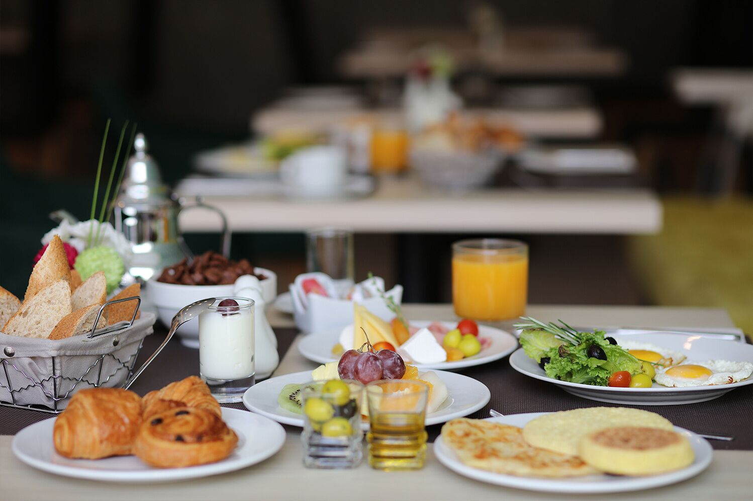 Un bufé de desayuno con diversas opciones de comida y bebidas.