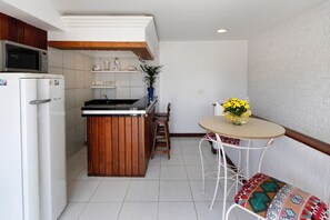 Apartamento | Cozinha privada | Geladeira, micro-ondas, talheres/pratos/utensílios de cozinha