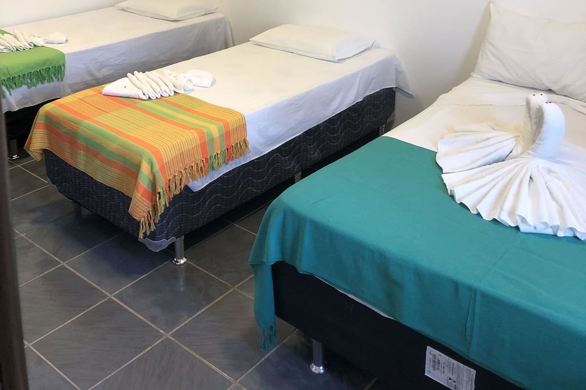 Tabla de planchar con plancha, wifi gratis y ropa de cama