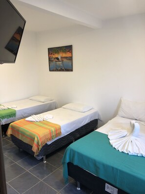 Planxa i posts de planxar, wifi gratuïta i roba de llit 