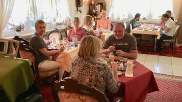 Tägliches Frühstücksbuffet gegen Gebühr