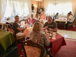 Tägliches Frühstücksbuffet (6 EUR pro Person)