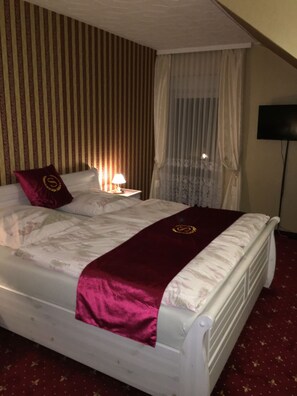 Minibar, individuell dekoriert, individuell eingerichtet, Schreibtisch