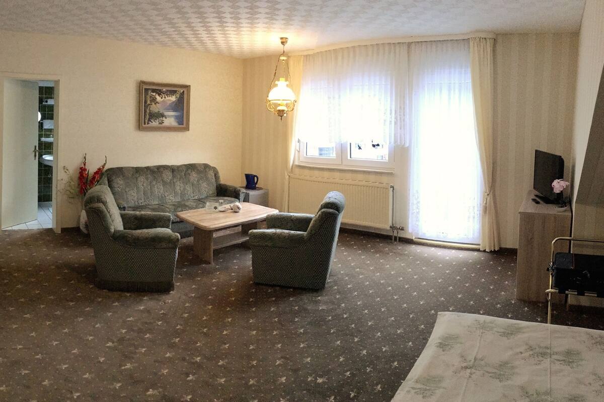 Minibar, decoración personalizada, muebles diferentes y escritorio