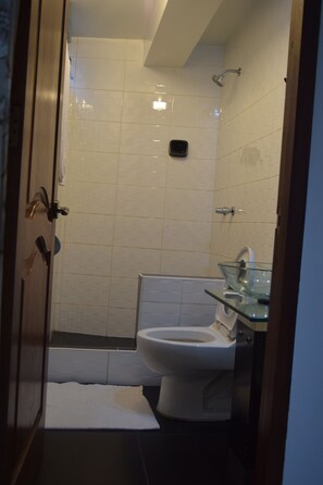 Shower, rainfall showerhead, designer toiletries, hair dryer - Quilla Ecologico Inn (Machu Picchu)