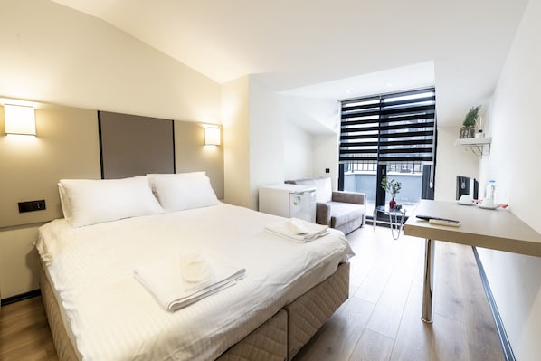 Executive Studio, Terrace 2 | Premium bedding, individually decorated, individually furnished, desk - Global Suites Hotel (Istanbul)