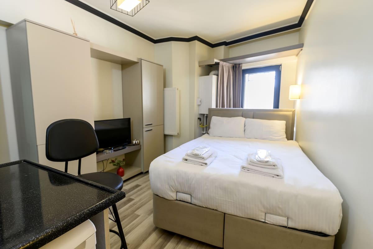 Studio (Double) | Premium bedding, desk, blackout curtains, soundproofing