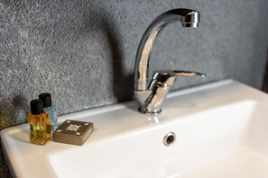 Shower, rainfall showerhead, free toiletries, hair dryer - Global Suites Hotel (Istanbul)