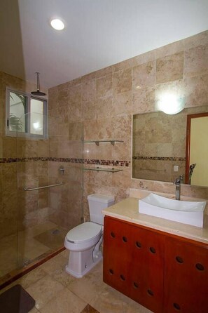 Estudio, vista a la ciudad | Baño | Regadera, secadora de cabello, toallas 