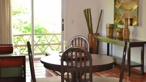 Apartemen, 2 kamar tidur, pemandangan kota | Makan di kamar