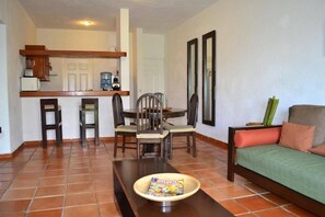 Apartamento, 2 quartos, vista para a cidade | Área de estar | TV de tela plana