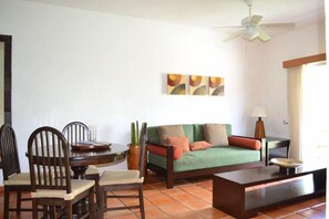 Apartamento, 2 quartos, vista para a cidade | Área de estar | TV de tela plana