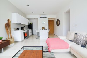 Appartement, 2 chambres, vue océan | Coin séjour | Télévision à écran plat