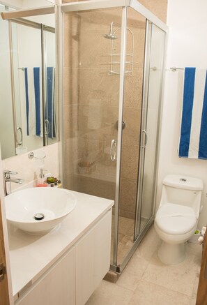 Apartment, 2 Bedrooms, Ocean View | Bathroom | Shower, free toiletries, hair dryer, towels - Menesse 32 - 204 (Playa del Carmen)