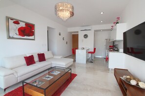 Apartment, 2 Schlafzimmer, Meerblick | Wohnbereich | Flachbildfernseher