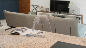 Appartement, 1 chambre, vue océan | Coin séjour | Télévision à écran plat