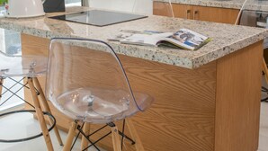 Appartement, 1 chambre, vue océan | Cuisine privée | Cafetière/bouilloire, grand réfrigérateur, micro-ondes, four