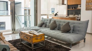 Appartement, 1 chambre, vue océan | Coin séjour | Télévision à écran plat