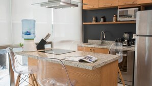 Appartement, 1 chambre, vue océan | Cuisine privée | Cafetière/bouilloire, grand réfrigérateur, micro-ondes, four