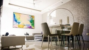 Appartement, 2 slaapkamers | Woonruimte | Een flatscreentelevisie